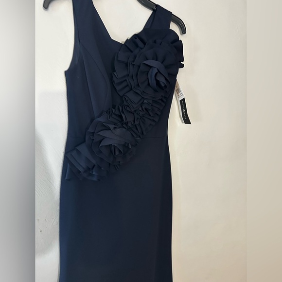 Betsy & Adam Navy Sleeveless Crepe Gown with 3D Ruffle Detail Size 8 NWT - Picture 6 of 9